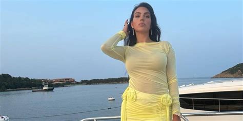 georgina rodríguez en tanga|La foto de Georgina Rodríguez tendiendo la ropa en。